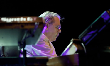 電子音楽界のパイオニア、クラウス・シュルツェが74歳で逝去。その功績を辿る – https://www.udiscovermusic.com/