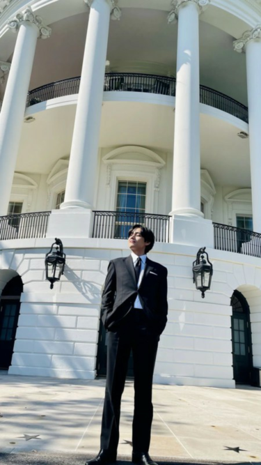「BTS（防弾少年団）」V、ホワイトハウスを背景にしたグローバルスター…長い脚がいっそう長く見える – wowKorea