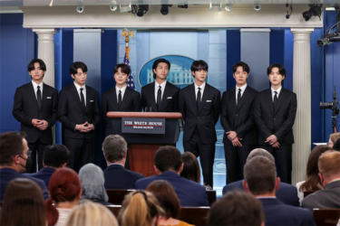BTSがホワイトハウスで会見、「音楽による一体化」呼びかけ – Forbes JAPAN