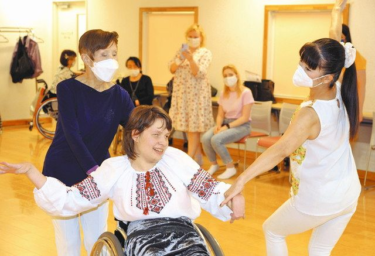 ウクライナから日本に避難してきた大学生が「車いすダンス」に挑戦 夢の実現に涙「私はハッピーです」 – 東京新聞
