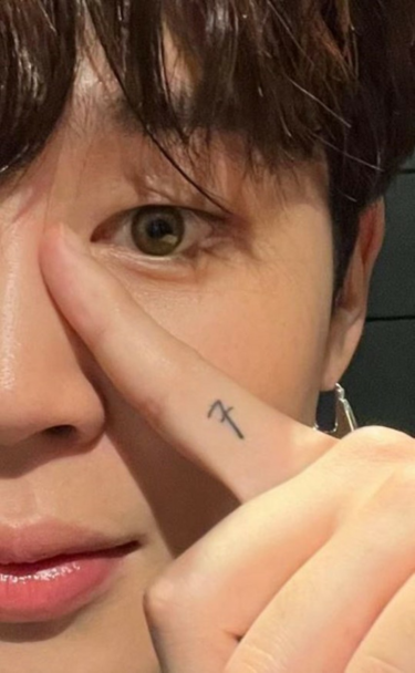 「BTS（防弾少年団）」ジミン、友情タトゥーを公開…指に鮮明な“7” – wowKorea
