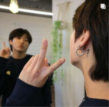 「BTS(防弾少年団)」ジョングク、V LIVEでファンに相談し、耳の後ろに「7」の友情タトゥー！ – ワウコリア