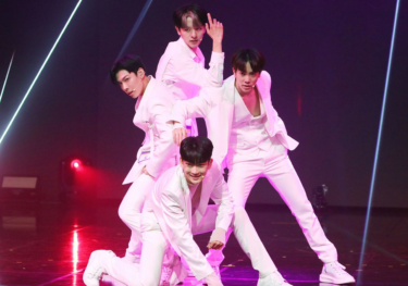 レベルの高さにプロたちも「オーディションで見た中で1番」日本人・カズタ率いるアイドル派4人の東方神起のステージに大歓声『青春スター』 | 韓流・K-POP – ABEMA TIMES