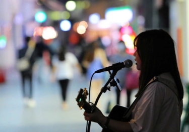 ＜なぜ、歌うのですか？＞【１】無職 女性（２０）《上》 路上演奏、いろんな人に届く – 神戸新聞NEXT