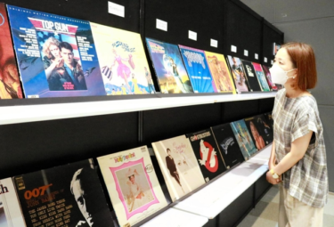 懐かしくて新しい！アナログレコードずらり1000点 ラジオ関西の収蔵品展示 神戸ファッションマート – 神戸新聞NEXT