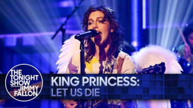 キング・プリンセスがジミー・ファロンの米人気テレビ番組に出演し披露された「Let Us Die」のパフォーマンス・ビデオが公開 – 洋楽まっぷ