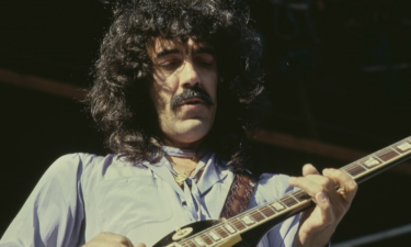 ナザレスの創設メンバーでギタリストのマニー・チャールトンが80歳で逝去。その功績を辿る – https://www.udiscovermusic.com/