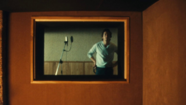 アークティック・モンキーズが10月リリースの新作アルバム『The Car』から新曲「There'd Better Be A Mirrorball」のミュージック・ビデオを公開 – 洋楽まっぷ