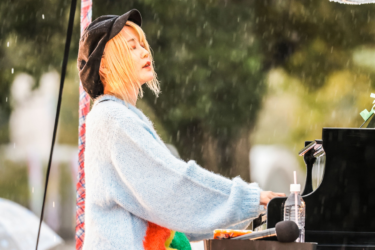 『Chillin’ Vibes -Extra-』オフィシャルレポート、ハラミちゃんが雨の万博記念公園でピアノ演奏、大阪メドレーで魅了 – http://spice.eplus.jp/