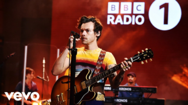ハリー・スタイルズがBBC Radio 1のライヴ・ラウンジで披露した「Forget Me」のパフォーマンス映像が公開 – 洋楽まっぷ