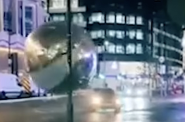 謎の巨大な球体、猛スピードでロンドンの街を転がる。その正体は？（ハフポスト日本版） – Yahoo!ニュース – Yahoo!ニュース