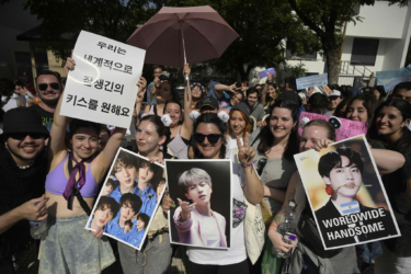 BTSファン、会場の外でも熱狂 アルゼンチン（ＡＦＰ＝時事） – Yahoo!ニュース – Yahoo!ニュース